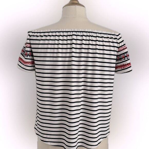 Fun & beautiful THML off the shoulder top! - Picture 6 of 13